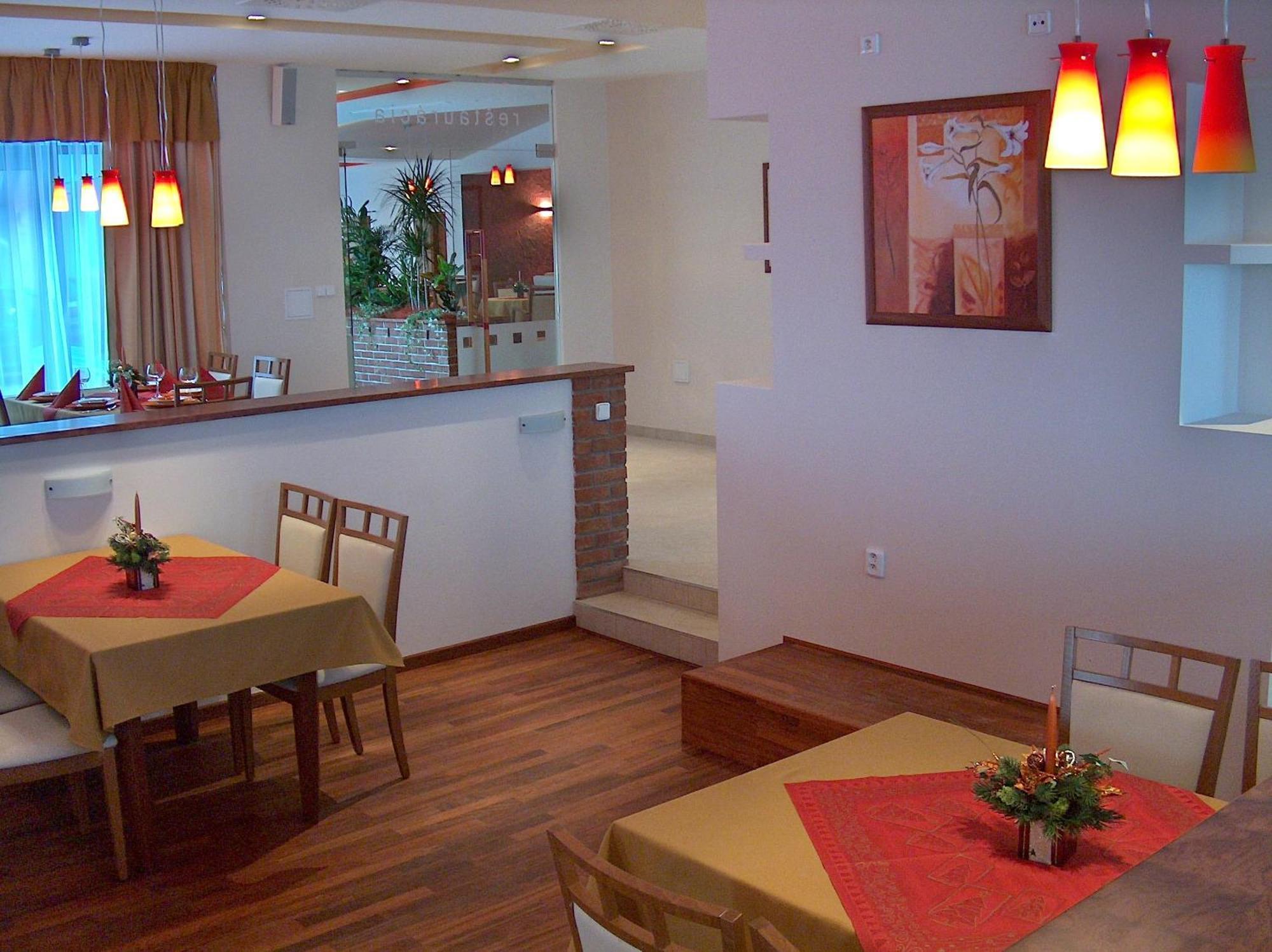 Hotel Vion Zlaté Moravce Extérieur photo