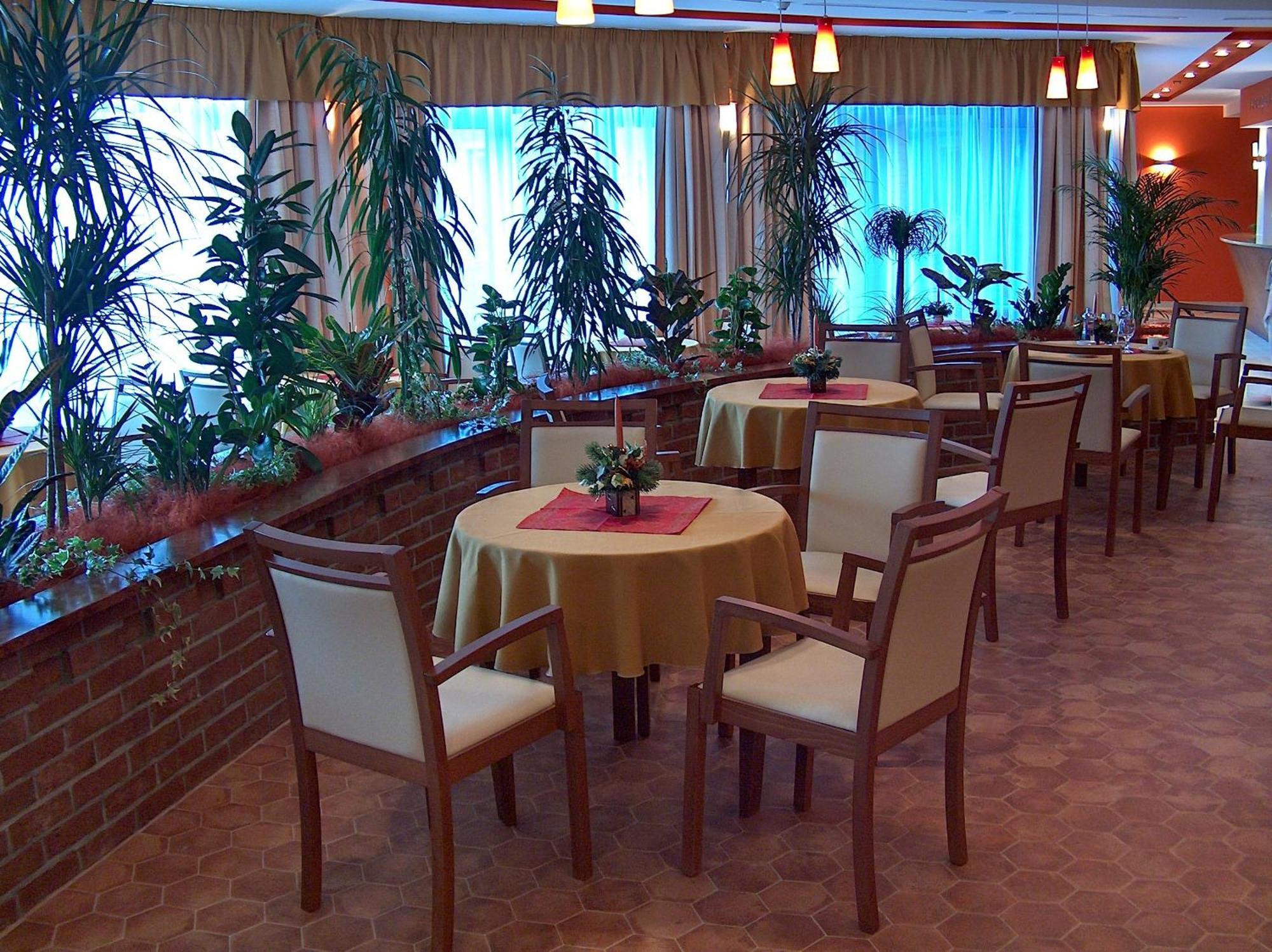 Hotel Vion Zlaté Moravce Extérieur photo