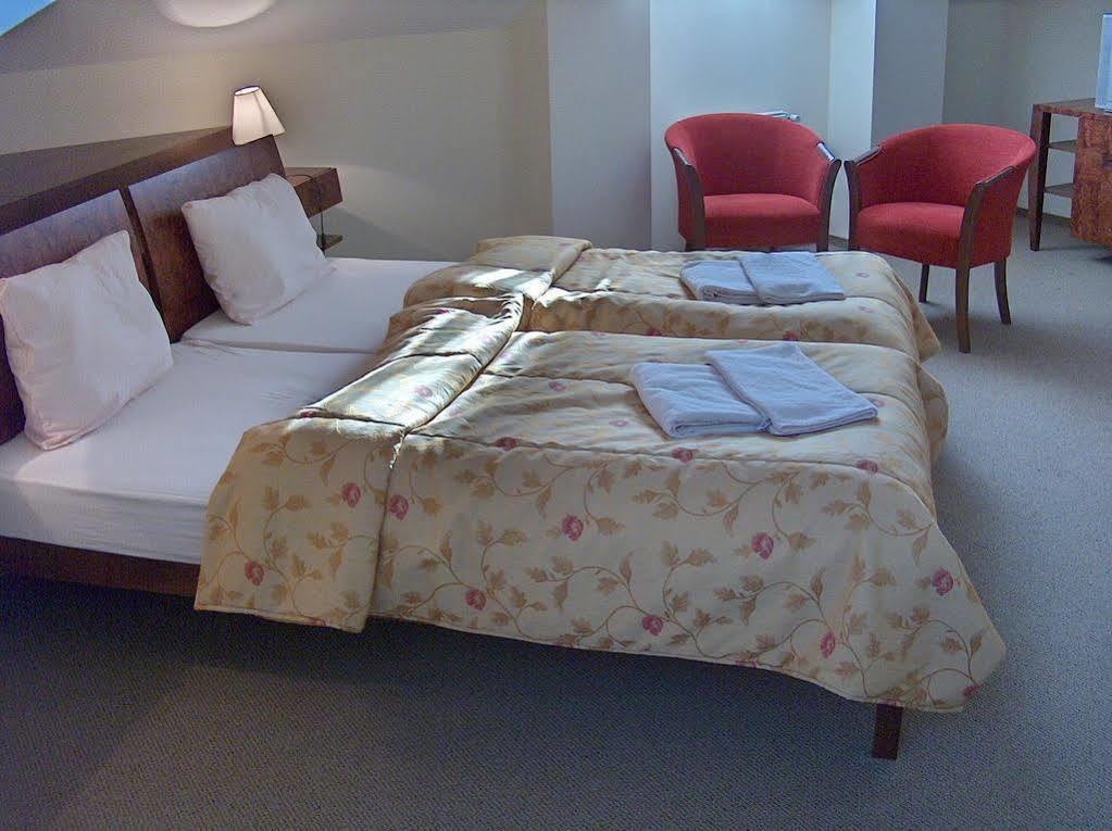Hotel Vion Zlaté Moravce Extérieur photo